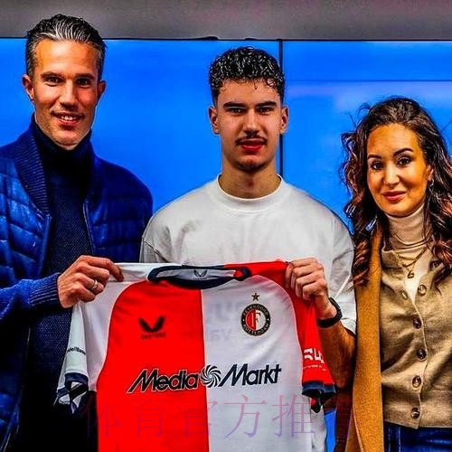 3万人见证！42岁范佩西执教 19岁儿子首秀：1米86踢中锋